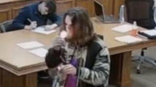 Подсъдим за притежание на наркотици запали джойнт в съдебната зала (видео)
