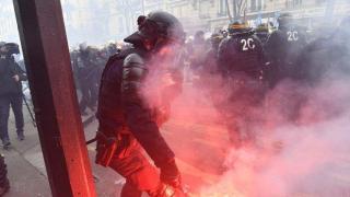 Пожарникари и полицаи се биха помежду си по време на протест във Франция (видео и снимки 18+)