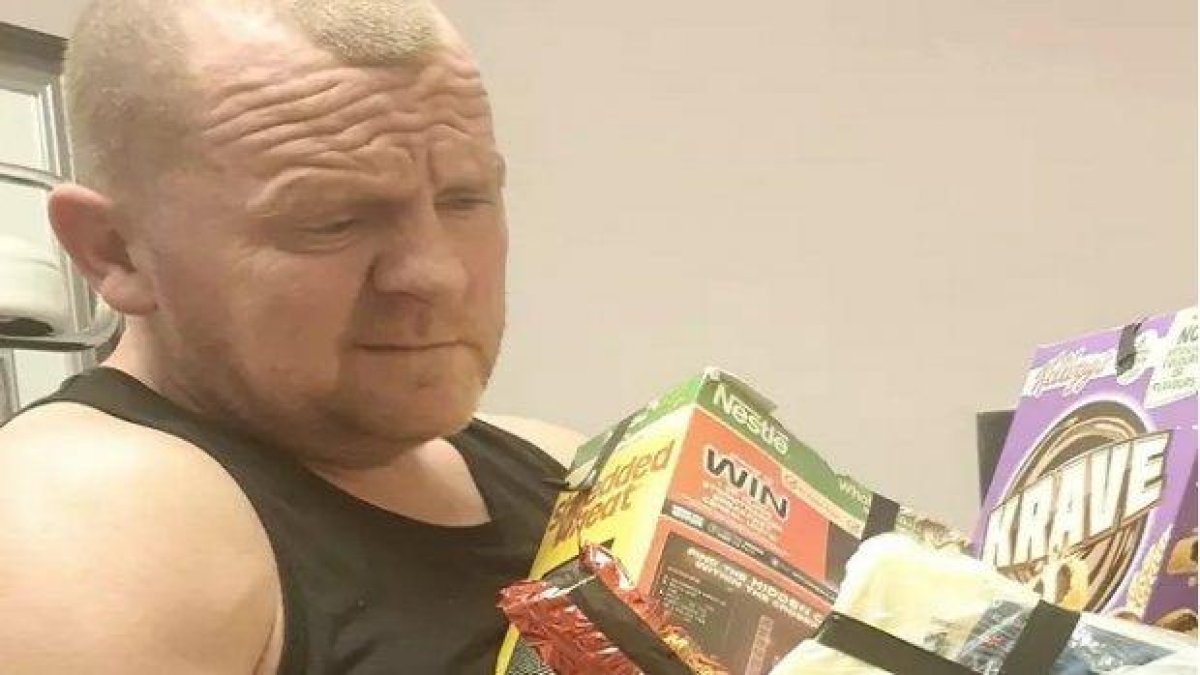 Жена залепи с тиксо храната вкъщи, за да ограничи своя лаком мъж (снимки)
