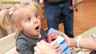 Уникални реакции на малки деца към новородените им братчета и сестричета (видео)