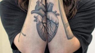 Удивителни татуировки, разделени върху отделни крайници, се събират в единна композиция (видео и снимки)