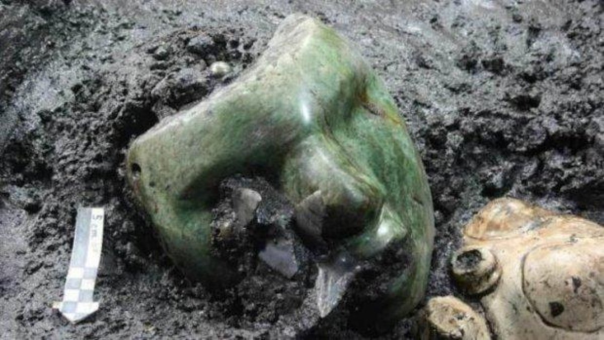 Маска на 2000 години бе открита в третата по големина пирамида в света (снимки)