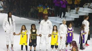 Nike почeте Коби Брайънт на Седмицата на модата в Ню Йорк с деца с неговите фланелки (видео и снимки)