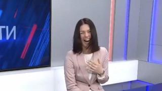 Водеща на новини избухна в смях като разбра с колко се увеличават социалните помощи в Русия (видео)