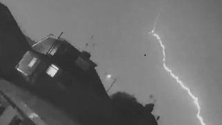 Камера засне как мълния удря пътнически самолет по време на полет (видео и снимки)