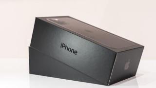 Жена плати 700 паунда за iPhone 11 и получи празна кутия, само със зарядно и слушалки