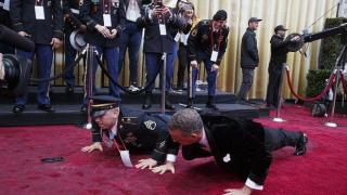 Том Ханкс прави лицеви опори на червения килим на „Оскарите“ (видео и снимки)