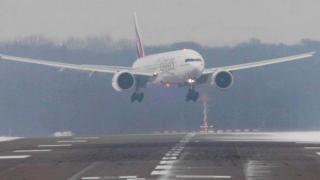 Вижте как самолети се борят да се приземят при силен вятър и реакциите на хората вътре (видео и снимки)