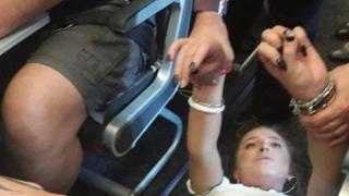 Осъдиха пияна британка, опитала се да отвори вратата на самолет по време на полет