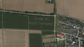 Предложение за брак, изорано в нива в Германия, се вижда в "Google maps" (снимка)