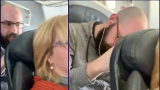 Видео с пътник в самолет, който блъска седалката на жената пред него, предизвика дебат в мрежата