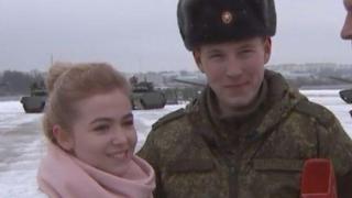 Руски войник предложи на приятелката си сред сърце от 16 танка (видео)