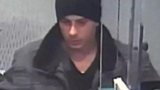 Жена бе въвлечена като шофьор на банков обир при първа среща с мъж от приложение за запознанства (снимки)