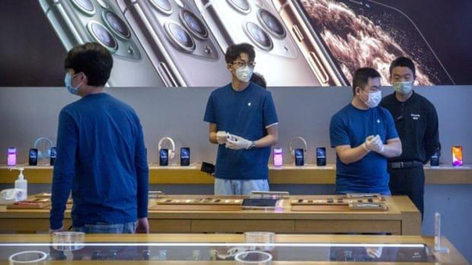 Коронавирусът ще засегне доставките на iPhone, предупреди Apple