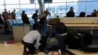 Пътници помогнаха на полицаи да обезвредят агресивен мъж на летището в Далас (видео)