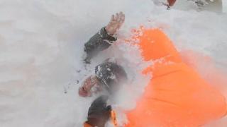 Сноубордисти спасиха жена, затрупана от лавина в Швейцария (видео и снимки)