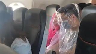 Пътници в самолет се опаковаха целите в найлон, за да се предпазят от коронавируса (видео и снимки)