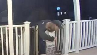 2-годишно дете прегърна доставчика на пица, без да подозира, че скоро е загубил дъщеря си (видео)