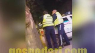 Полицай от Сливница налага с юмруци младеж при проверка на улицата (видео)