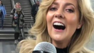 Жена изпя "Shallow" на Лейди Гага в метрото в Лондон и стана хит в мрежата (видео)