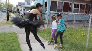 Балерина вдъхновява чернокожи деца в бедни квартали да следват мечтите си (видео и снимки)