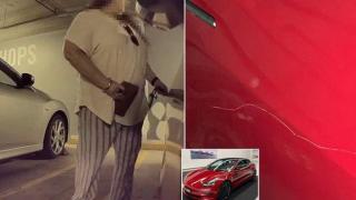 Жена по пижама надраска с ключ автомобил "Tesla" на стойност 110 000 долара (видео и снимки)
