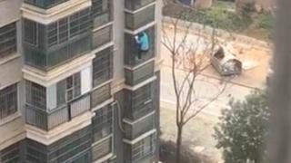 Китайка слезе по фасадата на 8-етажен блок в Ухан, след като синът ѝ я заключи заради коронавируса (видео)