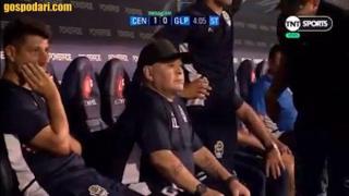 Какво има в мистериозното пакетче, което Марадона получи по време на мач? (видео)