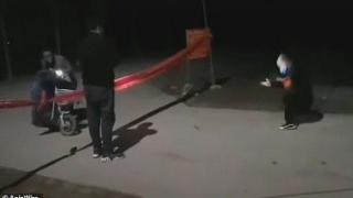 Китайски полицай използва кунг-фу умения, за да охранява поставено под карантина село (видео)