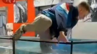 Мъж влиза в аквариум с риба, за да извади годежен пръстен, хвърлен след отказ на предложение за брак (видео и снимки)