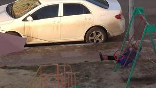 Когато детето реве да го люлееш, а ти имаш спешна работа вкъщи (видео и снимки)