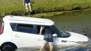 Мъж се хвърли в канал, за да спаси жена с епилепсия от потъваща кола (видео и снимки)