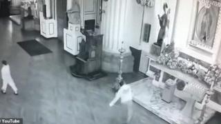 Мъж унищожи олтар на Богородица, след като молитвата му към нея не се сбъднала (видео и снимки)