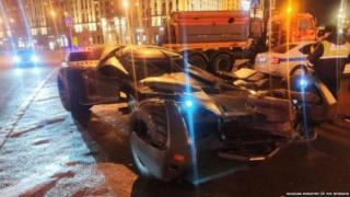 Вдигнаха с паяк "Батмобил" в центъра на Москва (видео и снимки)