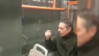 Наглец пуши цигара в трамвай 22 в София (видео)