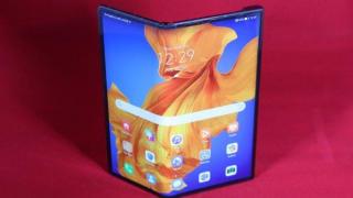 Huawei представи най-новия си сгъваем смартфон (видео и снимки)