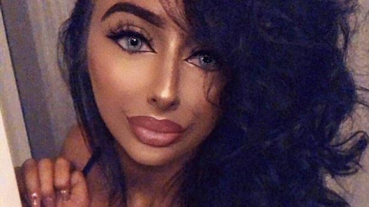 Блокираха профила на 21-годишна жена в Tinder, защото "била твърде хубава, за да е истинска" (снимки)