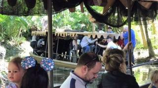 Туристическо корабче с десетки пътници на борда потъна в парк на "Дисни" (видео и снимки)