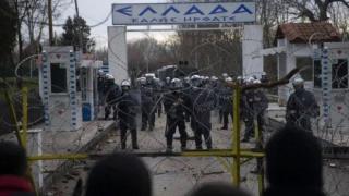 В Гърция връщат бежанците със сълзотворен газ (видео)