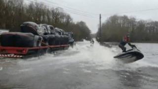 Хора карат джетове по наводнени улици в Ирландия (видео и снимки)