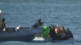 Гръцката брегова охрана посреща бежанци с изстрели и удари (видео)