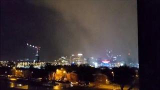 Мъж снима връхлитащо торнадо от върха на 110-метров кран (видео и снимки)