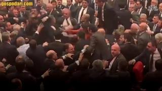 Депутати се сбиха в турския парламент по време на реч на опозицията (видео)