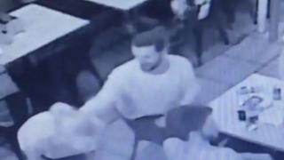 Известен немски модел опипва сервитьорка в ресторант, разкри скандално видео