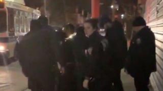 Десетина полицаи ритат брутално невъоръжен мъж, който стои с вдигнати ръце (видео 18+)