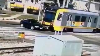 Шофьор на БМВ оцеля по чудо след като влак буквално премаза колата (видео)