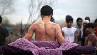 Мигранти твърдят, че гръцката полиция ги бие и съблича на границата