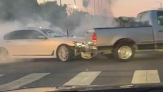 Подивял шофьор на BMW се блъска няколко пъти в пикап след спор на пътя (видео и снимки)