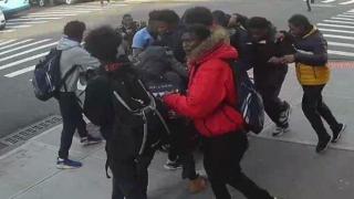 20 тийнейджъри пребиха и ограбиха 15-годишно момиче на улицата (видео и снимки 18+)