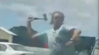 Ядосан шофьор хвърли брадва по друга кола на пътя (видео и снимки)
